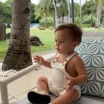 Maddy Burciaga Instagram - Welcome to Mauritius 🇲🇺 1 2 3 c’est nous 🫶🏼 4 : Un peu Soif 🍎 5 : Mamaaaan ♥️ 6 : Visite avec Papa 🌴 7 : Bananaaa 🍌 + fou rire d’Andrea 😂 Maradiva Villas Resort & Spa