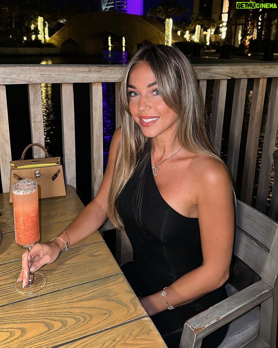 Maddy Burciaga Instagram - J’ai immortalisé ma nouvelle petite Frange, vous aimez ? ✨😁 Souk Madinat Jumeirah Dubai
