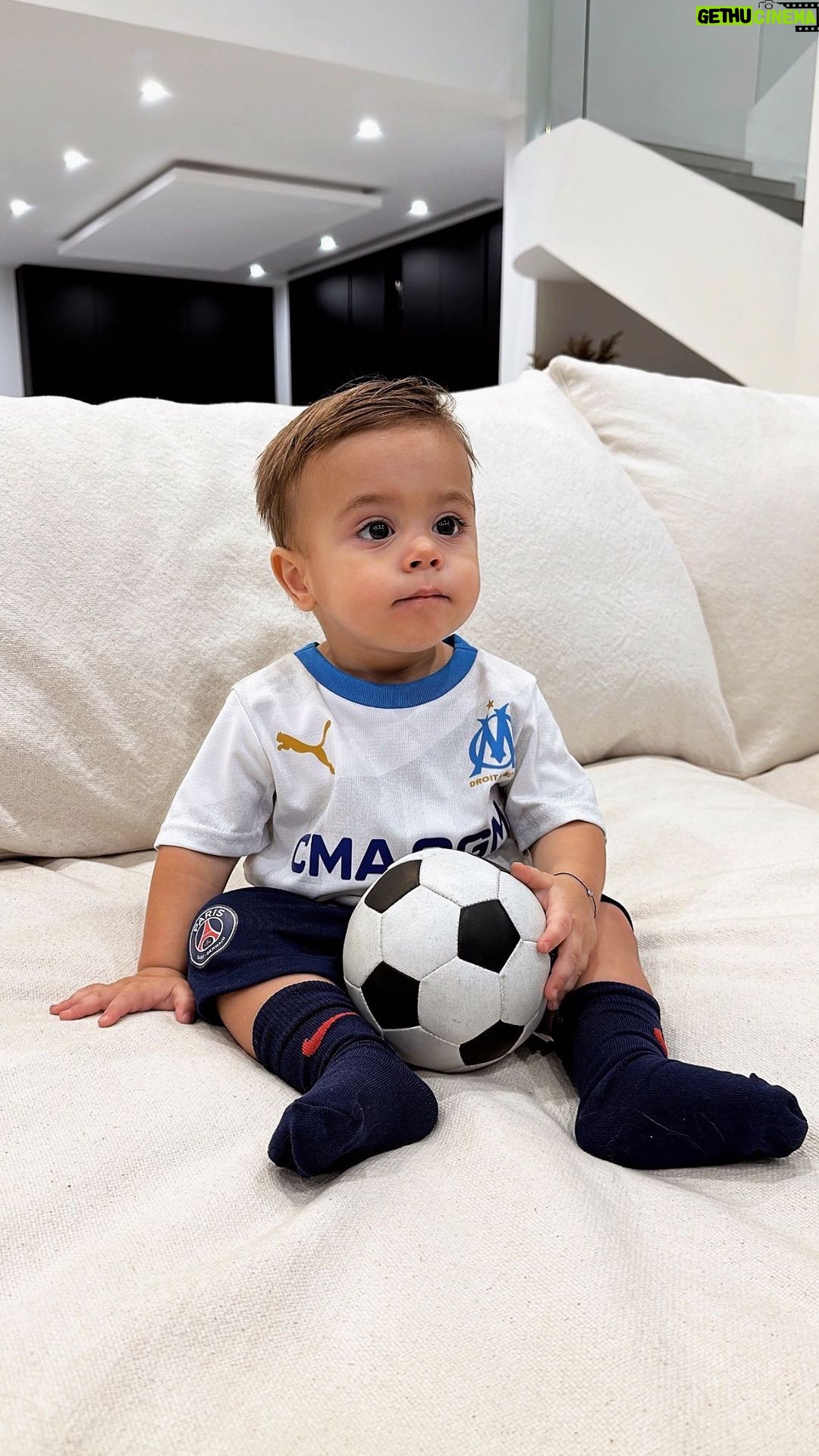 Maddy Burciaga Instagram - Va falloir qu’il fasse un choix ? ⚽️ OM ou PSG 😅