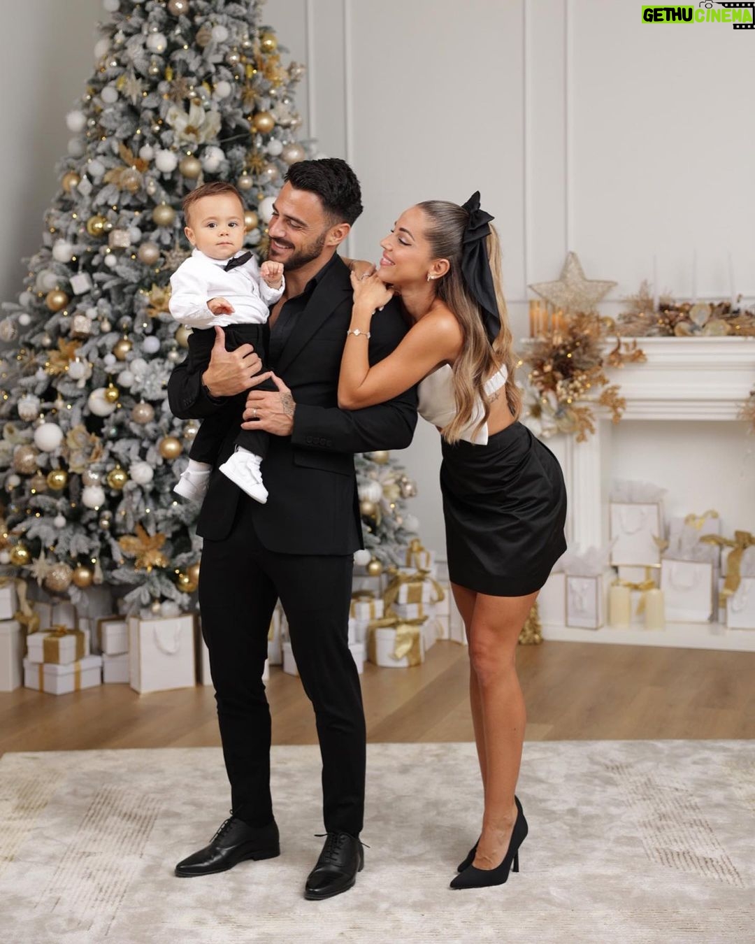Maddy Burciaga Instagram - Joyeux Noël à Tous ♥️🎅🏼✨
