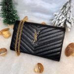 Maddy Burciaga Instagram - ✨ CONCOURS SAC YSL TERMINE félicitation à la gagnante @dumasmorgane ✨♥️ À l’approche de Noël 🎅🏼 nous avons décidé avec @intemporal_paris de vous faire gagner un sac Yves-Saint-Laurent d’une valeur de 1.350€ 🤩 Pour participer : - Suivre @intemporal_paris et @maddyburciaga - Taguer 3 amis dans les commentaires BONUS : Partager la publication dans votre story pour avoir plus de chance de gagner ! Le concours se terminera le 17/12 à 20H afin de recevoir à temps cette pépite sous votre sapin ! 🎄 Le gagnant sera annoncé sur ce post. Bonne chance à tous ! ✨ #jeuconcours #giveaway #luxe #luxury #intemporal #paris #depotvente #depositsale #ysl *collaboration rémunérée