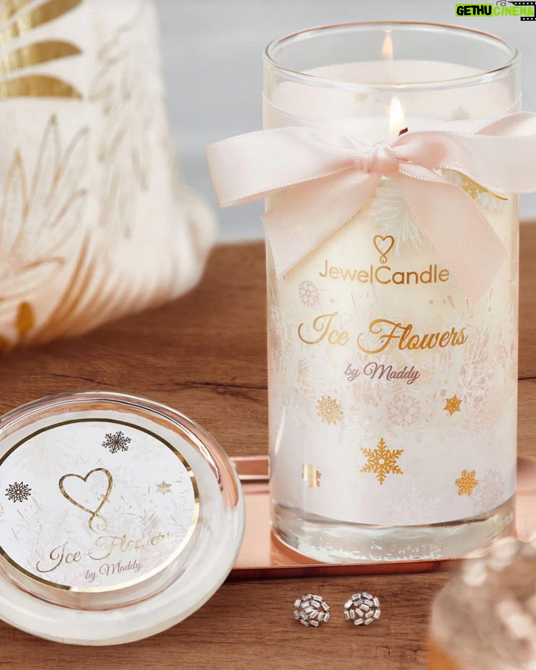 Maddy Burciaga Instagram - Maddy x Jewel Candle 🕯️ Je vous présente ma Bougie Hivernale en Co-creation avec @jewelcandlefr 🤍 Parfum de fleurs Monoi, Gardénia, Noix de Coco et Touche de Santal 🥰 A l’intérieur se trouve une paire de boucles d’oreilles en Argent 925 💎 Idée cadeau de Noël ? profitez en, elle est à -40% sur le site dans la Collection Christmas, il suffit de l’ajouter au panier pour que la réduction s’applique ♥️🎅🏼 #Publicite Paris,France