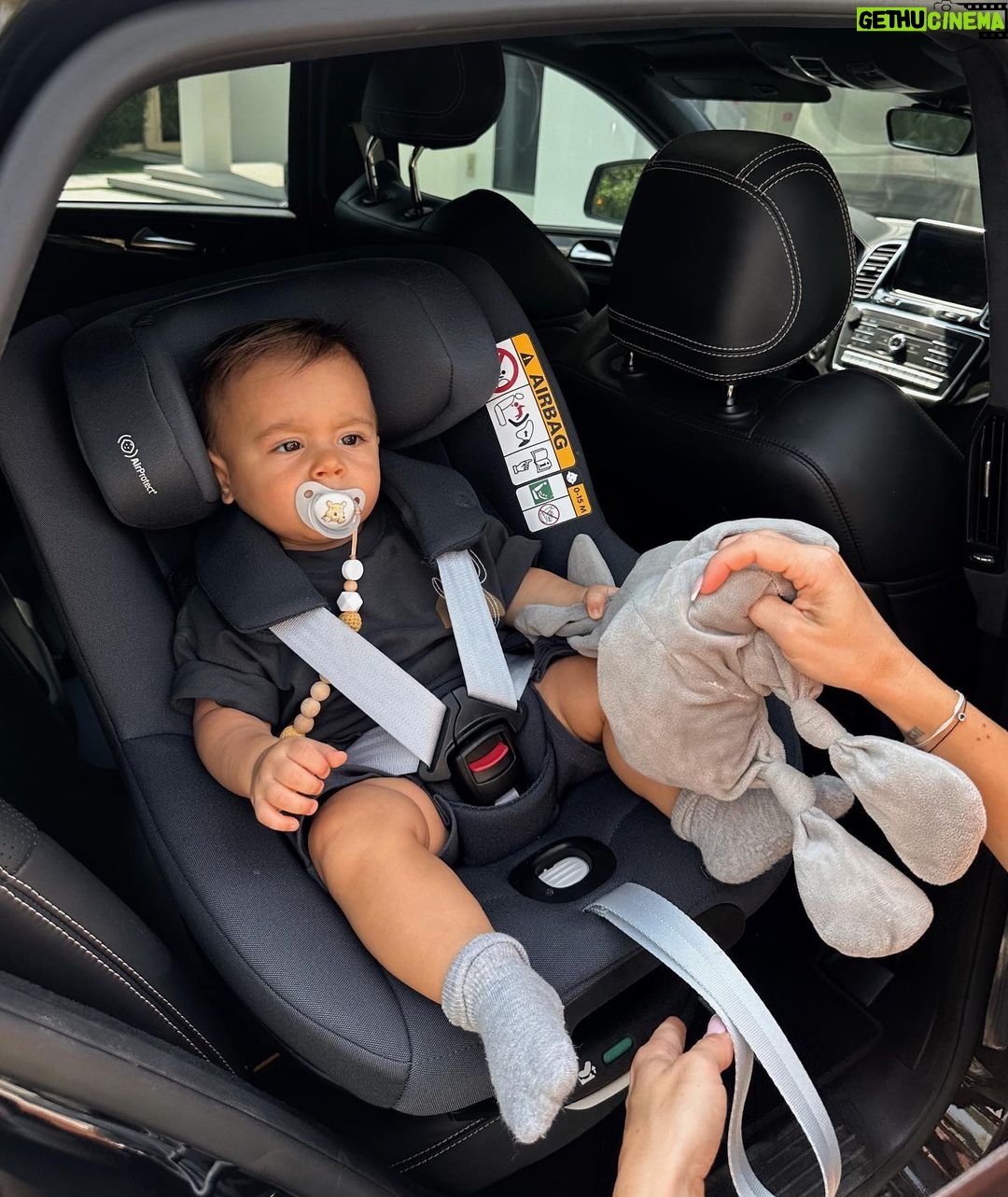 Maddy Burciaga Instagram - Mon petit Coeur toujours le sourire dans son nouveau Maxi-Cosi Pearl 360 Pro avec la technologie SlideTech™️ plus besoin de se casser le dos pour installer bébé 😅😍 @maxicosi_eu #maxicosi #maxicosi #maxicosipearl360pro #collaborationcommercialeremuneree #ad