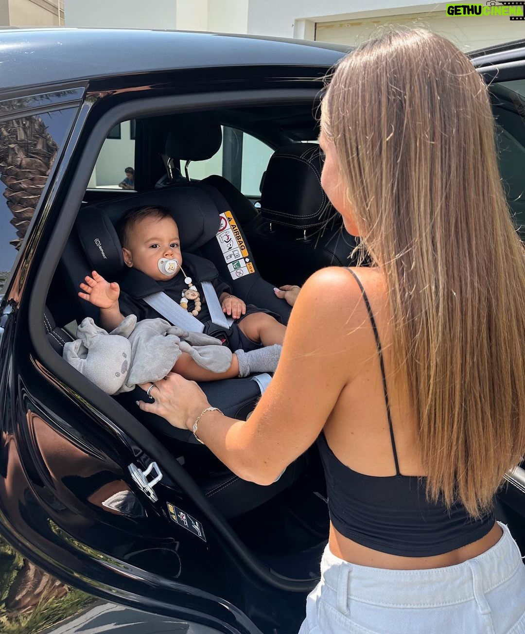 Maddy Burciaga Instagram - Mon petit Coeur toujours le sourire dans son nouveau Maxi-Cosi Pearl 360 Pro avec la technologie SlideTech™️ plus besoin de se casser le dos pour installer bébé 😅😍 @maxicosi_eu #maxicosi #maxicosi #maxicosipearl360pro #collaborationcommercialeremuneree #ad