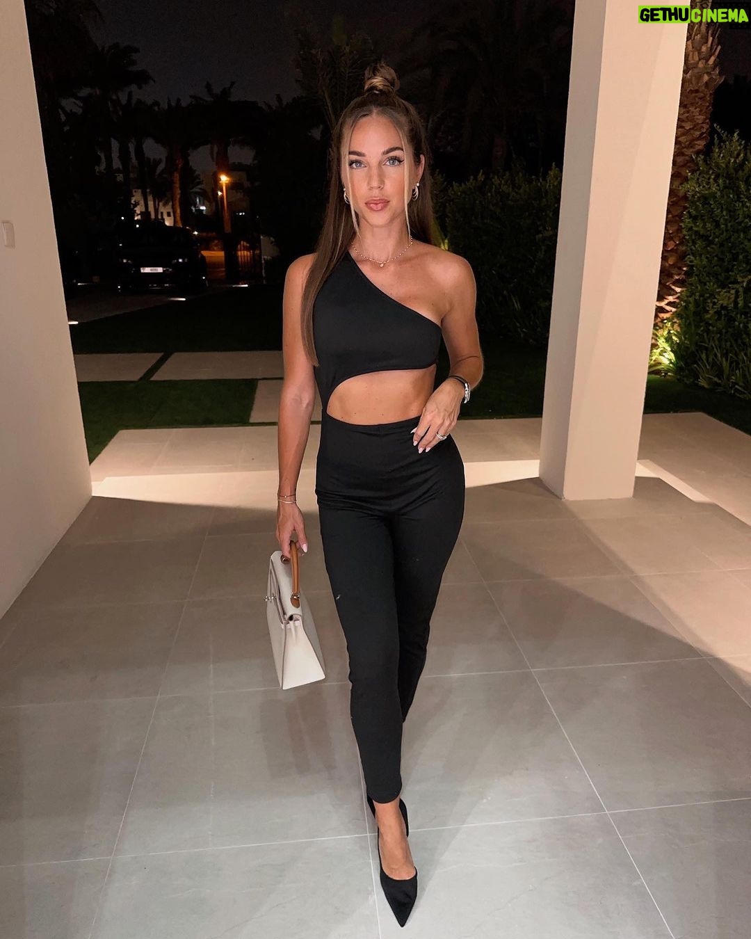 Maddy Burciaga Instagram - Back in My Favorite City 🇦🇪🫶🏼 - Ma Combi Noir vient de chez @sheinfrance_ reference : 21517881 - Profitez de -15% des 29€ d’achats et -20% des 69€ 🛍️ code Maddy3 🛍️ Et n’oubliez pas de regarder le défilé de mode Automne Hiver en direct à 23h le 24 septembre sur l’appli SHEIN 📸 #frontrowlive #Sheinfw2023 #publicite Dubai, United Arab Emirates