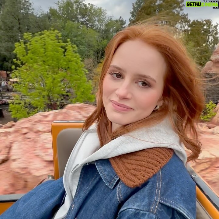 Madelaine Petsch Instagram - went to wondercon and spoke about all things the strangers (!!!) then popped over to disney and lost my tooth 🥴