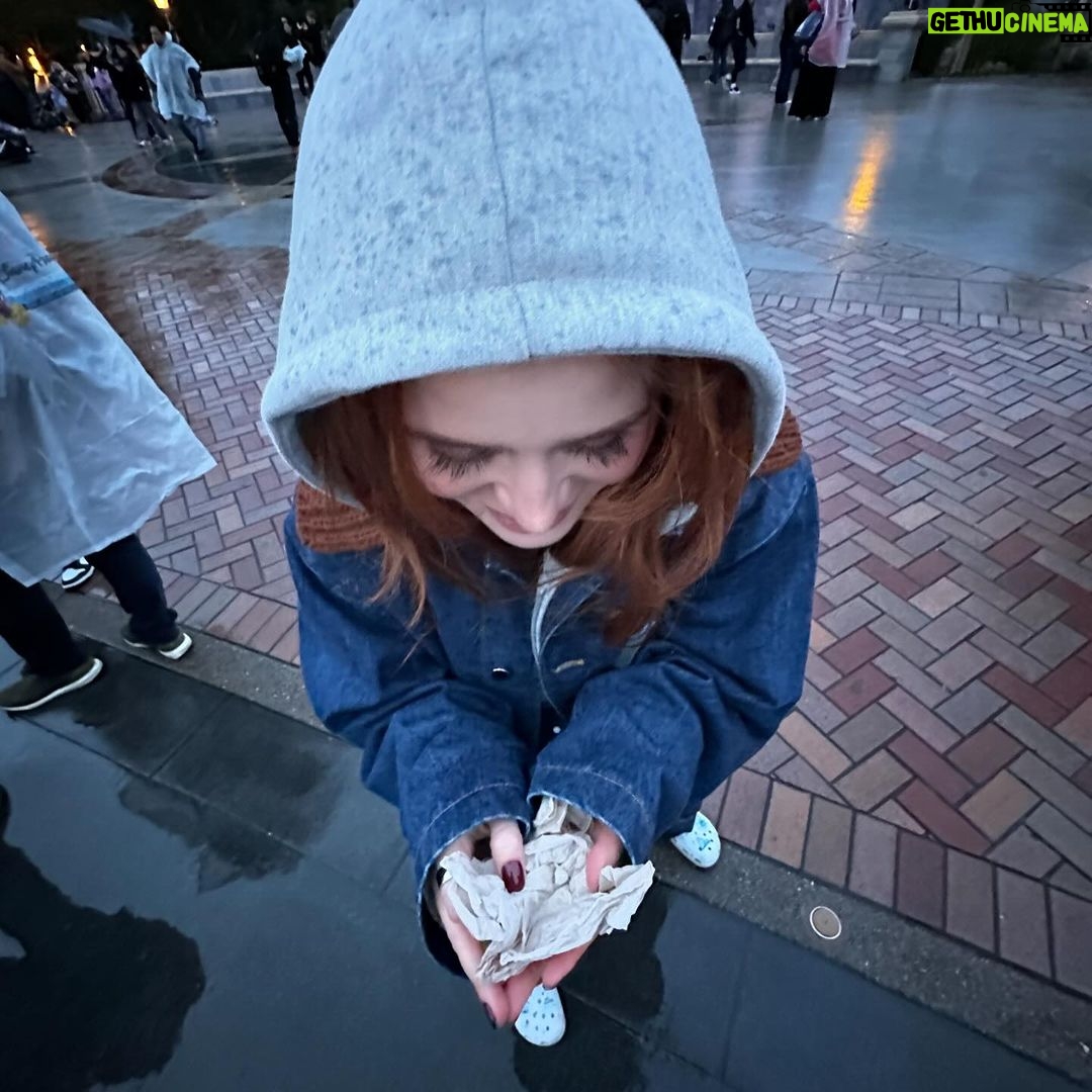 Madelaine Petsch Instagram - went to wondercon and spoke about all things the strangers (!!!) then popped over to disney and lost my tooth 🥴