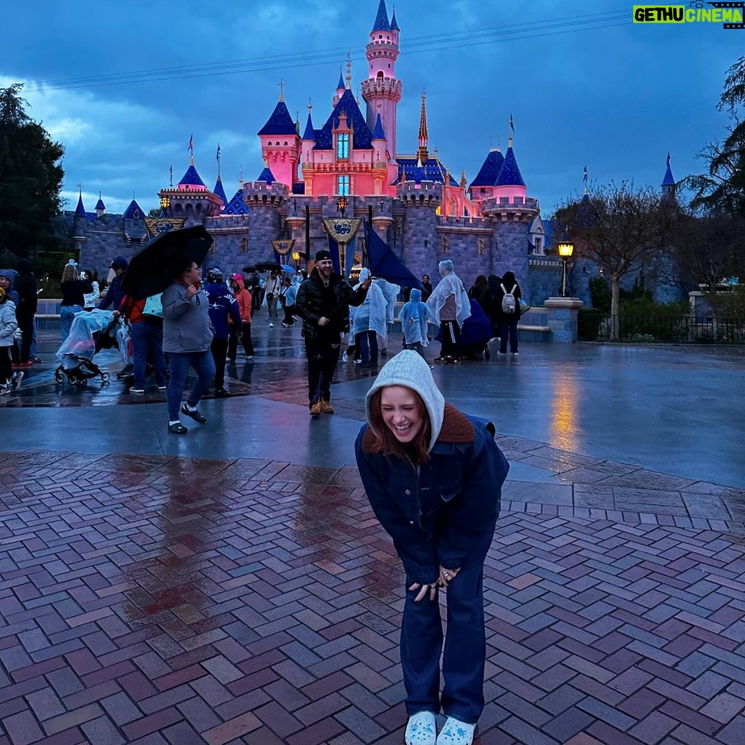 Madelaine Petsch Instagram - went to wondercon and spoke about all things the strangers (!!!) then popped over to disney and lost my tooth 🥴