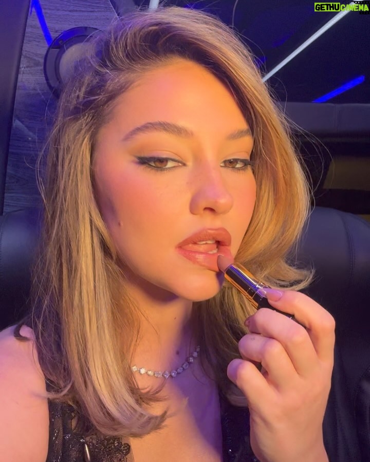 Madelyn Cline Instagram - VFxrevlonxgirlsxnegronis @revlon
