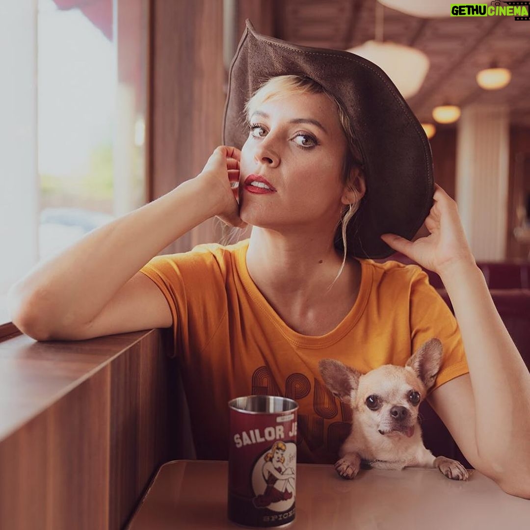 Maggie Civantos - 99.3K Likes - Tito, vuela alto ❤️
…aún asimilando … es difícil sintetizar todo los sentimientos …aun escucho sus patitas caminando por la casa…
…siempre me sentí muy afortunada por haberlo encontrado. Ahora solo me quedar recordar y agradecer cada segundo de los ocho años que estuvimos juntos, mi amigo y compañero de viaje.
Agradecida por todo el amor que me dio, las risas, lo mucho que aprendí de él, de mi perro, de la lealtad,la paciencia, el amor y la poderosa compañía, amigo inseparable.
Gracias Tito por ser tan especial!
I’m so grateful for every second I have lived next to him He taught me so many beautiful things…he was an angel ❤️
Forever @tito_superdog ❤️
Descansa en paz