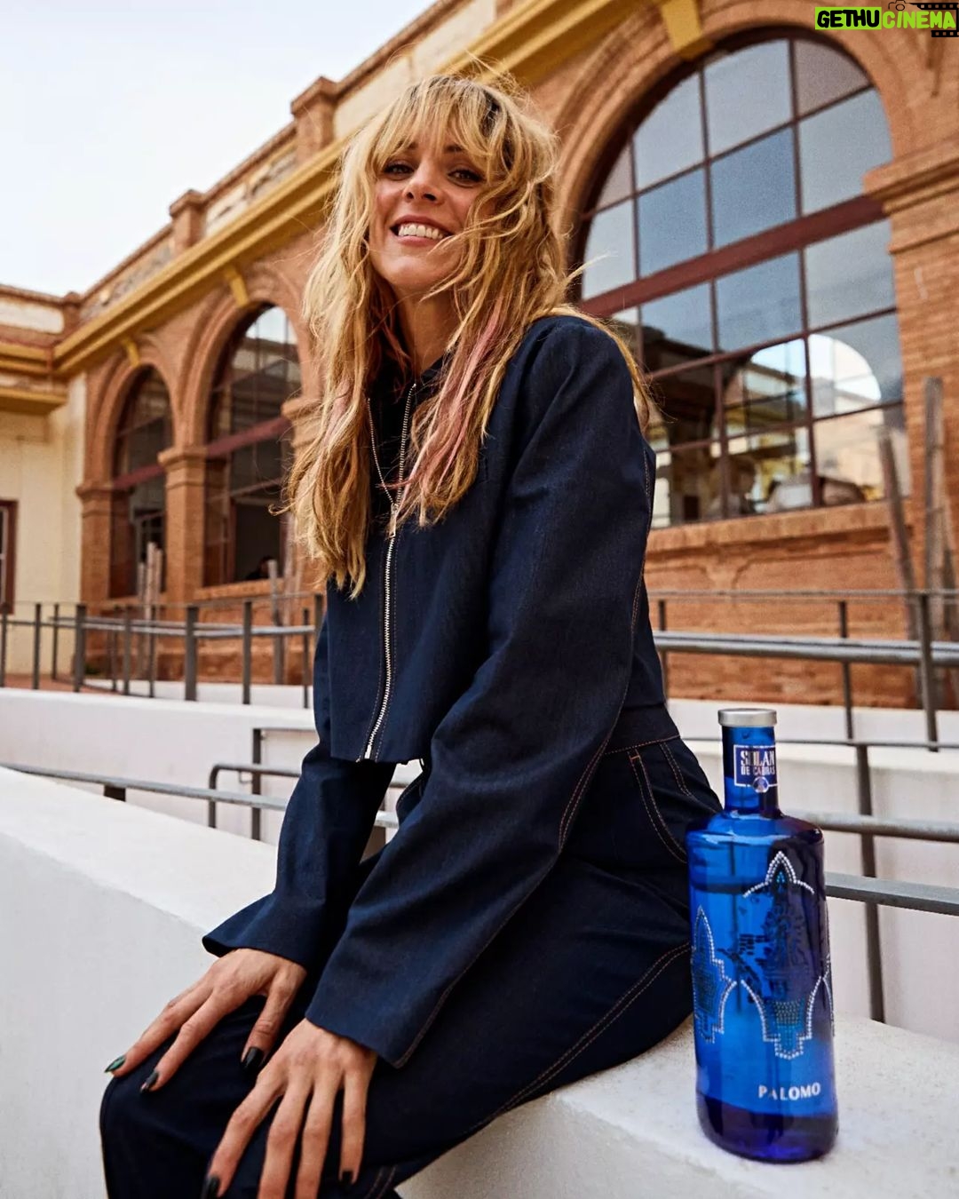 Maggie Civantos Instagram - Muy cool @maggiecivantos con nuestra nueva edición especial de Solán de Cabras!! Diseñada por @palomospain, es una autentica oda a los minerales de Solán de Cabras y a su composición única representada a través de cristales @swarovski.