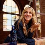 Maggie Civantos Instagram - Muy cool @maggiecivantos con nuestra nueva edición especial de Solán de Cabras!! Diseñada por @palomospain, es una autentica oda a los minerales de Solán de Cabras y a su composición única representada a través de cristales @swarovski.