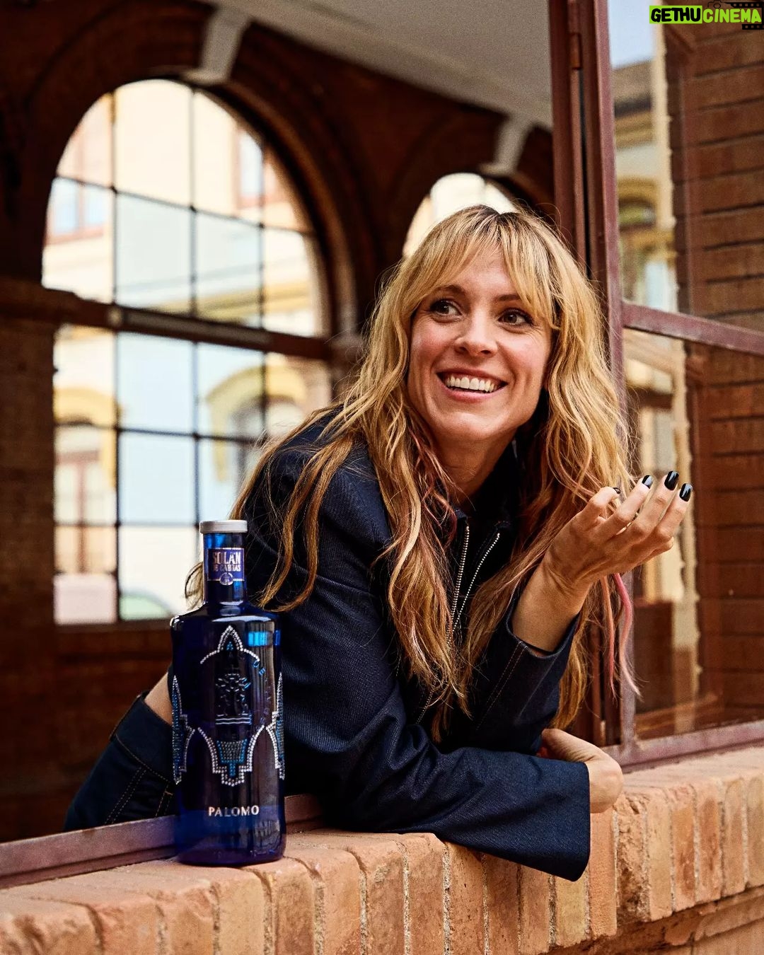 Maggie Civantos Instagram - Muy cool @maggiecivantos con nuestra nueva edición especial de Solán de Cabras!! Diseñada por @palomospain, es una autentica oda a los minerales de Solán de Cabras y a su composición única representada a través de cristales @swarovski.