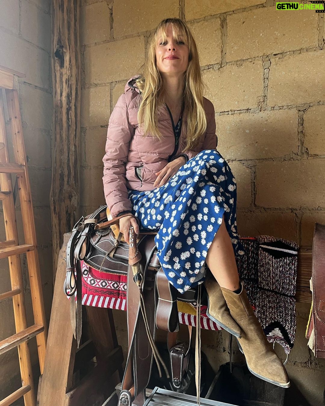 Maggie Civantos Instagram - Hoy si que el revoltijo de emociones es grande! mixed feelings … it’s a wrap!🎥 #versalles Os voy a extrañar… I’m going to miss you, chingones! 🖤 Monterey, Mexico