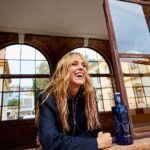 Maggie Civantos Instagram - Muy cool @maggiecivantos con nuestra nueva edición especial de Solán de Cabras!! Diseñada por @palomospain, es una autentica oda a los minerales de Solán de Cabras y a su composición única representada a través de cristales @swarovski.
