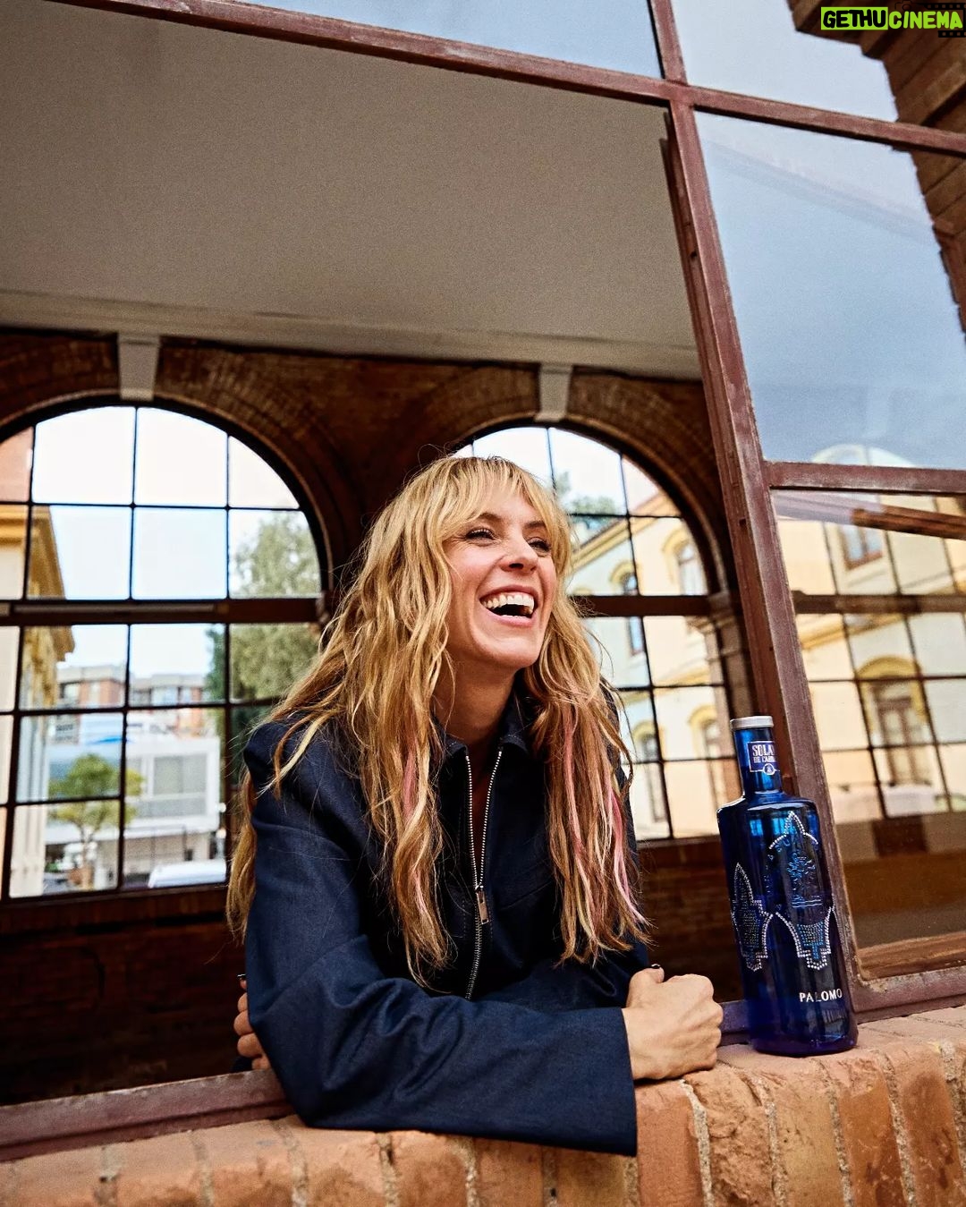 Maggie Civantos Instagram - Muy cool @maggiecivantos con nuestra nueva edición especial de Solán de Cabras!! Diseñada por @palomospain, es una autentica oda a los minerales de Solán de Cabras y a su composición única representada a través de cristales @swarovski.