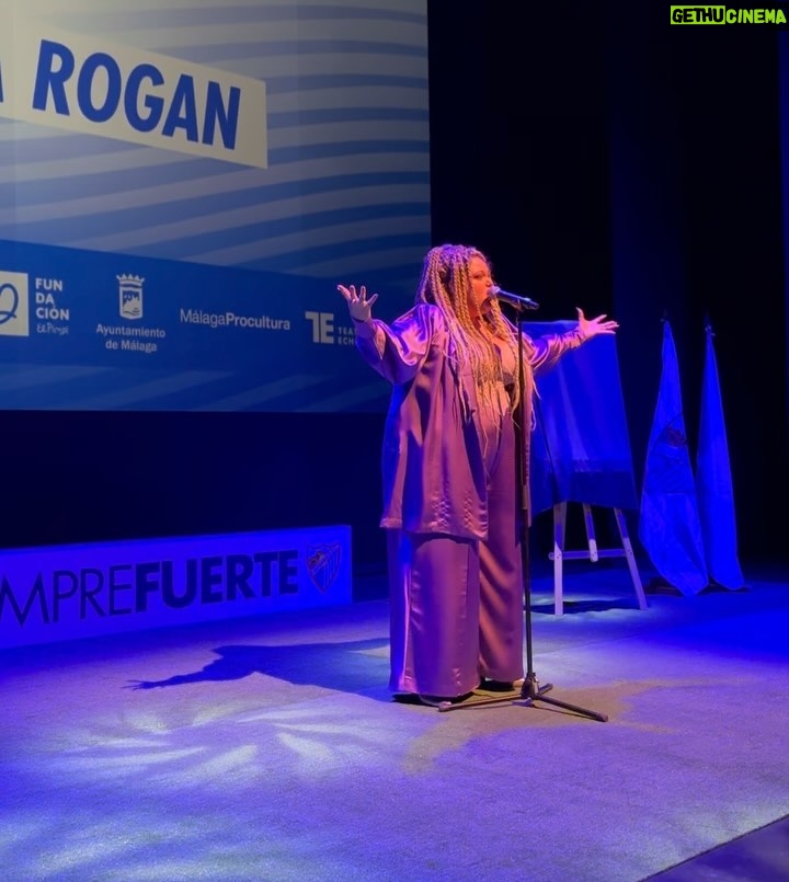 Maggie Civantos Instagram - #siemprefuerte gracias @malagacf por este premio tan especial…Pablo Raez 🤍 recordar su filosofía es necesario, ejemplo de fuerza y optimismo. Dedicado a mis querid@s @huellasterapeuticas 💪🏻