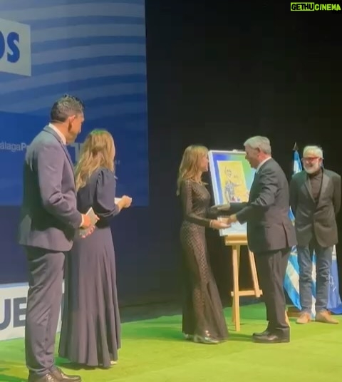 Maggie Civantos Instagram - #siemprefuerte gracias @malagacf por este premio tan especial…Pablo Raez 🤍 recordar su filosofía es necesario, ejemplo de fuerza y optimismo. Dedicado a mis querid@s @huellasterapeuticas 💪🏻