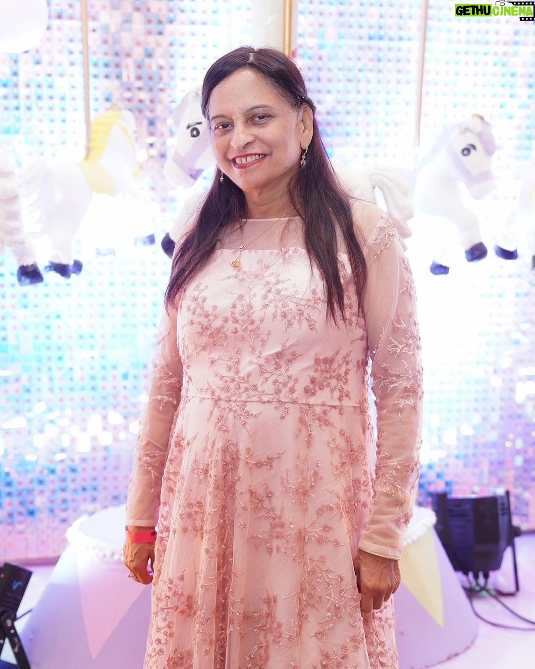 Mahhi Vij Instagram - Happy birthday mummaaaaa Thank you for everything you do for us We love you 🥰 Tara is so lucky to have you I am what i am today because of you Leaving your city your family just to support me My mother my world Best mother best naani best daadi to khushi Rajveer ❤️❤️❤️ Happy birthday meri Maa ❤️