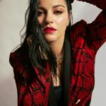 Maite Perroni Instagram - Florece sin importar el tipo de suelo… Gracias a los cómplices q nos encontramos en el camino, a los amigos incondicionales que cobijan nuestra alma con amor, a los amigos generosos que dan sin reservas, gracias al destino por permitirme coincidir en esta vida con uds. @piensoyo @cesargiraldodesign los amo 🙏🏻 gracias siempre !!!! Gracias por compartirme este espacio de la mano de @normacomumica y @stylehuntermx para ser portada de el mes de Marzo y compartir una buena plática.