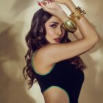 Malaika Arora Instagram - Outfit by : @joannaandraosofficial Jewellery by : @shoplune Styled by : @manekaharisinghani with @chintan_shah08 Makeup by : @meghnabutanihairandmakeup Hair by : @souravv_roy_ Managed by : @Naureen.abdullah 📷 @chandrahas_prabhu . . #jhalakdikhlaja #jhalakdikhlajaonsonytv