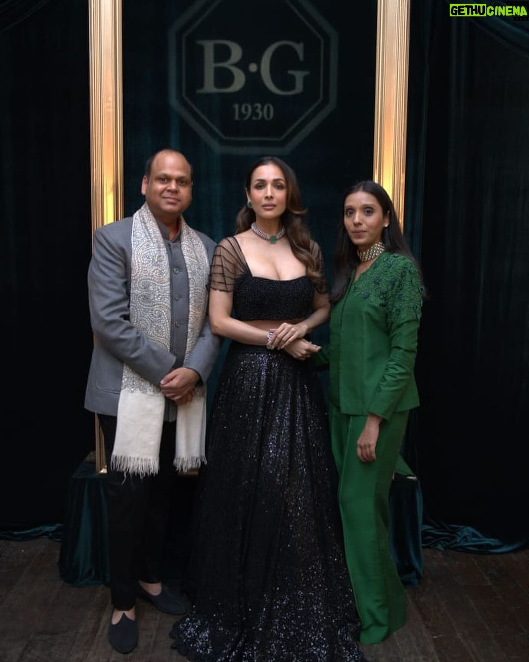 Malaika Arora Instagram - My 24hours trip to London was not all about breathing the London air, it was also about being a part of an exclusive showcase of exquisitely crafted gems and jewels by @birdhichand at Home House. I adorned a breathtaking emerald and diamond choker and thoroughly enjoyed myself around some very interesting conversations around design and style. #BirdhichandJewels #LondonLuxury #TimelessElegance @birdichand @birdhichand.middleeast @yashagarwal41