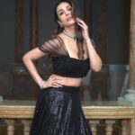 Malaika Arora Instagram - My 24hours trip to London was not all about breathing the London air, it was also about being a part of an exclusive showcase of exquisitely crafted gems and jewels by @birdhichand at Home House. I adorned a breathtaking emerald and diamond choker and thoroughly enjoyed myself around some very interesting conversations around design and style. #BirdhichandJewels #LondonLuxury #TimelessElegance @birdichand @birdhichand.middleeast @yashagarwal41