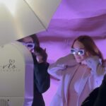 María Chacón Instagram - Este fin nos fuimos a LA a celebrar al estilo Y2K el nuevo lanzamiento de la crema Multi-Active de @clarinsusa con todas las 2000’s vibes. 💕 Si le hubiera dicho a mi yo de 13 años que de grande iba a estar en una fiesta con Christina Aguilera y Lindsay Lohan jamás me lo hubiera creído. 🤣 Gracias @clarinsmx por invitarme 💗💿✨🫶 Beverly Hills, California
