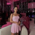 María Chacón Instagram - Este fin nos fuimos a LA a celebrar al estilo Y2K el nuevo lanzamiento de la crema Multi-Active de @clarinsusa con todas las 2000’s vibes. 💕 Si le hubiera dicho a mi yo de 13 años que de grande iba a estar en una fiesta con Christina Aguilera y Lindsay Lohan jamás me lo hubiera creído. 🤣 Gracias @clarinsmx por invitarme 💗💿✨🫶 Beverly Hills, California