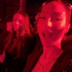 María Chacón Instagram - Este fin nos fuimos a LA a celebrar al estilo Y2K el nuevo lanzamiento de la crema Multi-Active de @clarinsusa con todas las 2000’s vibes. 💕 Si le hubiera dicho a mi yo de 13 años que de grande iba a estar en una fiesta con Christina Aguilera y Lindsay Lohan jamás me lo hubiera creído. 🤣 Gracias @clarinsmx por invitarme 💗💿✨🫶 Beverly Hills, California