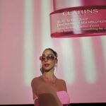 María Chacón Instagram - Este fin nos fuimos a LA a celebrar al estilo Y2K el nuevo lanzamiento de la crema Multi-Active de @clarinsusa con todas las 2000’s vibes. 💕 Si le hubiera dicho a mi yo de 13 años que de grande iba a estar en una fiesta con Christina Aguilera y Lindsay Lohan jamás me lo hubiera creído. 🤣 Gracias @clarinsmx por invitarme 💗💿✨🫶 Beverly Hills, California