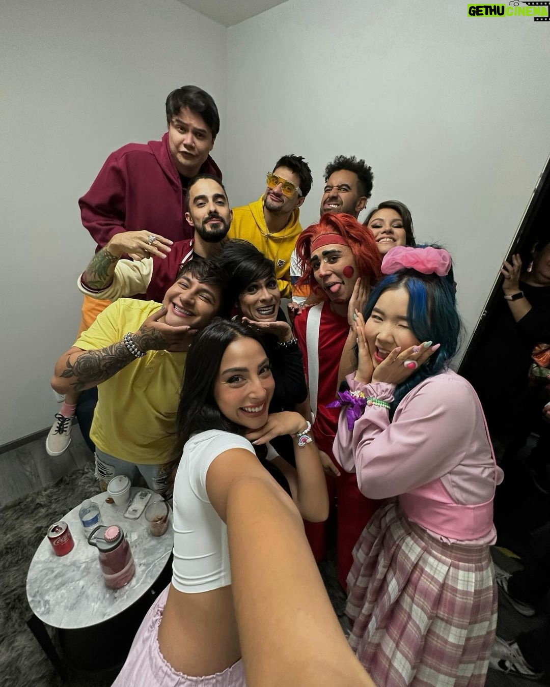 María Chacón Instagram - Pues ya salieron los dos primeros capítulos de @lolmx_oficial y yo también sigo impactada con mi desempeño en la casa me la pasé espectacular🤣 a mi me dijeron que fuera a divertirme у me lo tome muy enserio. Aquí les dejo unos BTS de esta experiencia surreal 😂💀