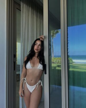 María Chacón Instagram - mentalmente aquí 💭🌊🤍🌴🐚
