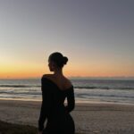 María Chacón Instagram - enamorada de este vestido @arte_attire 🖤