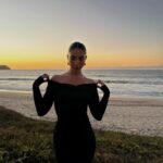 María Chacón Instagram - enamorada de este vestido @arte_attire 🖤