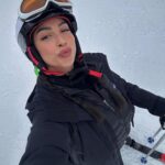 María Chacón Instagram - propósitos de 2024: aprender cosas nuevas aunque me de miedo…. :) Me aventé a tomar mi primer clase de esquiar y estaba toda emocionada porque aunque me daba miedito lo logré (no me juzguen literal es mi primera clase y progreso de dos horas 😂) pero me divertí como niña chiquita y afortunadamente no me caí ni me fracture nada 😂 Niseko, Hokkaido