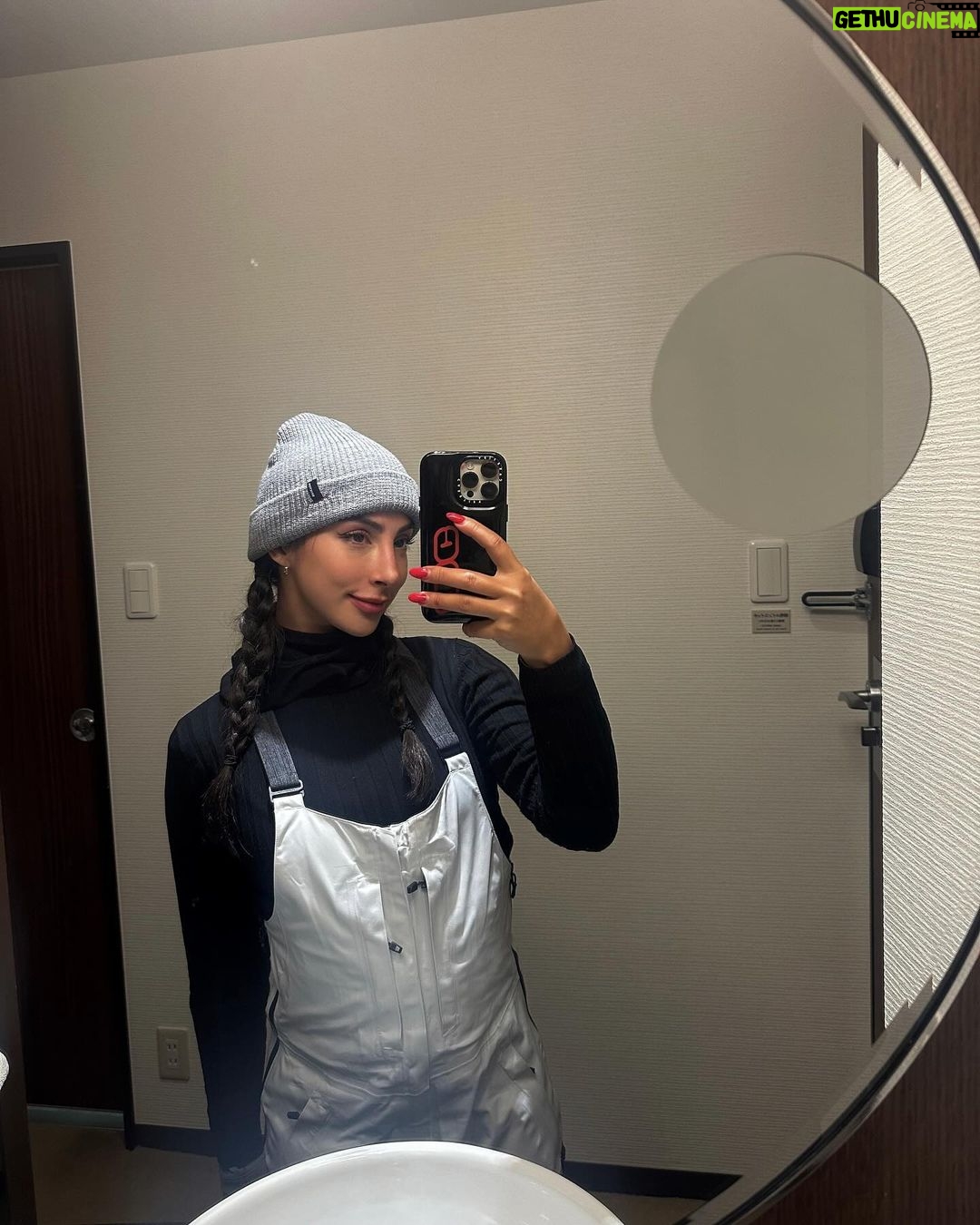 María Chacón Instagram - propósitos de 2024: aprender cosas nuevas aunque me de miedo…. :) Me aventé a tomar mi primer clase de esquiar y estaba toda emocionada porque aunque me daba miedito lo logré (no me juzguen literal es mi primera clase y progreso de dos horas 😂) pero me divertí como niña chiquita y afortunadamente no me caí ni me fracture nada 😂 Niseko, Hokkaido
