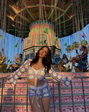 María Chacón Instagram - recuerditos de coachella de años pasados que no subí porque este año nos toca trabajar y verlo desde casa 🌼✌️🌈