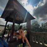María Chacón Instagram - jungle livin’ 🤎🌴 @riotswim Bali, Indonesia