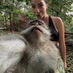 María Chacón Instagram - Selfie con mi amiguito nuevo🐒😂 Monkey Forest Ubud