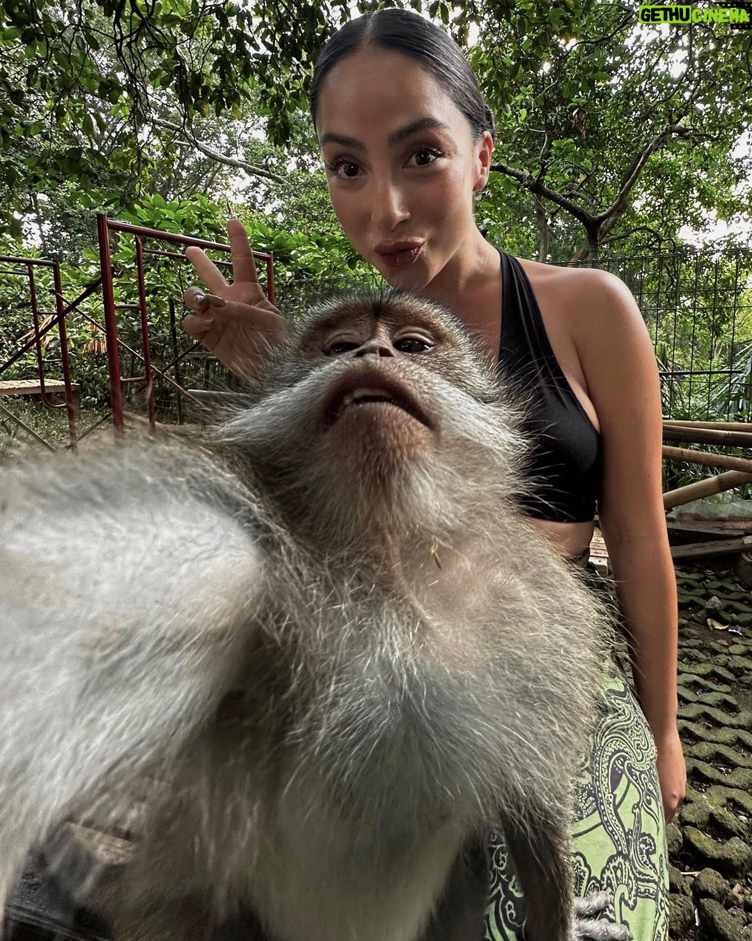 María Chacón Instagram - Selfie con mi amiguito nuevo🐒😂 Monkey Forest Ubud