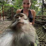 María Chacón Instagram - Selfie con mi amiguito nuevo🐒😂 Monkey Forest Ubud