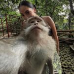 María Chacón Instagram - Selfie con mi amiguito nuevo🐒😂 Monkey Forest Ubud