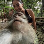 María Chacón Instagram - Selfie con mi amiguito nuevo🐒😂 Monkey Forest Ubud