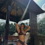 María Chacón Instagram - jungle livin’ 🤎🌴 @riotswim Bali, Indonesia