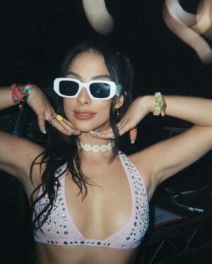 María Chacón Instagram - recuerditos de coachella de años pasados que no subí porque este año nos toca trabajar y verlo desde casa 🌼✌️🌈
