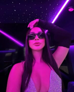 María Chacón Instagram - recuerditos de coachella de años pasados que no subí porque este año nos toca trabajar y verlo desde casa 🌼✌️🌈