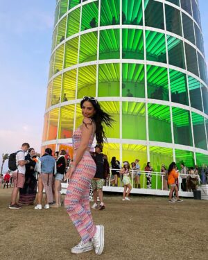 María Chacón Instagram - recuerditos de coachella de años pasados que no subí porque este año nos toca trabajar y verlo desde casa 🌼✌️🌈