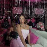 María Chacón Instagram - Este fin nos fuimos a LA a celebrar al estilo Y2K el nuevo lanzamiento de la crema Multi-Active de @clarinsusa con todas las 2000’s vibes. 💕 Si le hubiera dicho a mi yo de 13 años que de grande iba a estar en una fiesta con Christina Aguilera y Lindsay Lohan jamás me lo hubiera creído. 🤣 Gracias @clarinsmx por invitarme 💗💿✨🫶 Beverly Hills, California