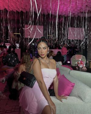 María Chacón Instagram - Este fin nos fuimos a LA a celebrar al estilo Y2K el nuevo lanzamiento de la crema Multi-Active de @clarinsusa con todas las 2000’s vibes. 💕 Si le hubiera dicho a mi yo de 13 años que de grande iba a estar en una fiesta con Christina Aguilera y Lindsay Lohan jamás me lo hubiera creído. 🤣 
Gracias @clarinsmx por invitarme 💗💿✨🫶